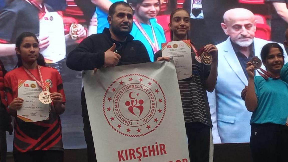 Türkiye Bilek Güreşi Şampiyonu Melahat Uysal